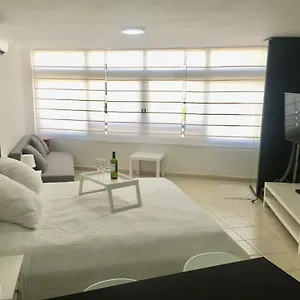 https://studio-los-cristianos-beach.in-canary-islands.com